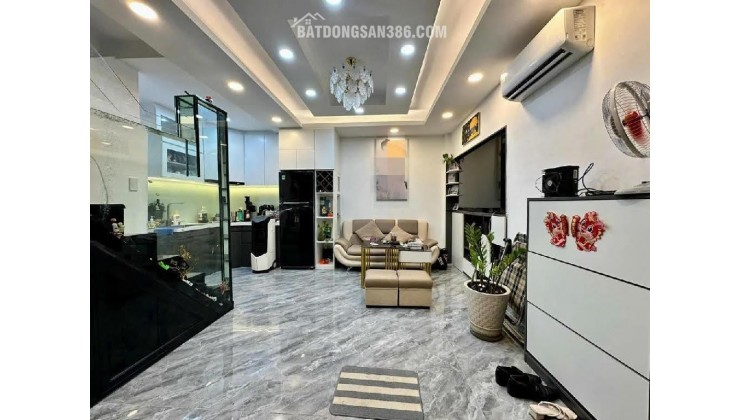 Nhà đẹp Bến Vân Đồn – ngang 5m, hẻm 6m